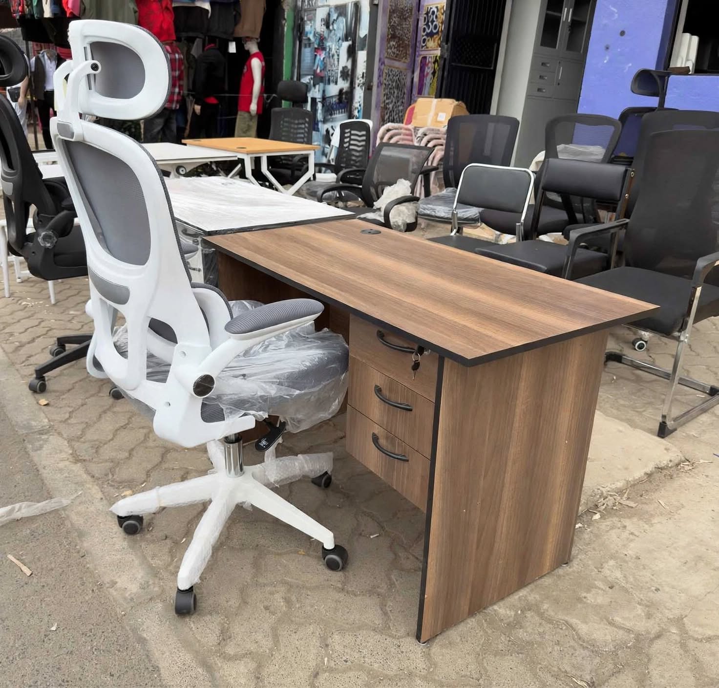 Office desk and chairs 