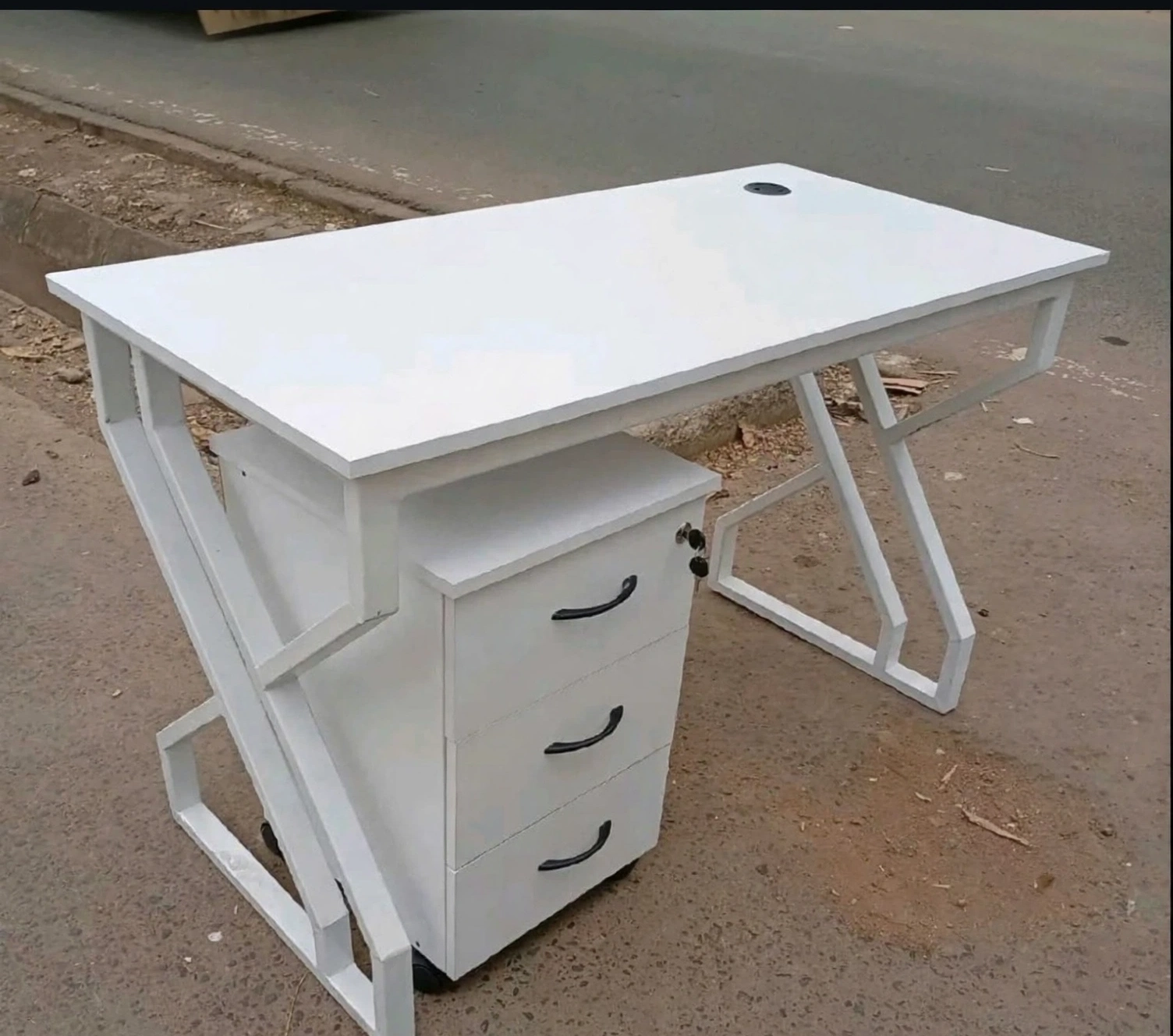 Office desk and chairs 