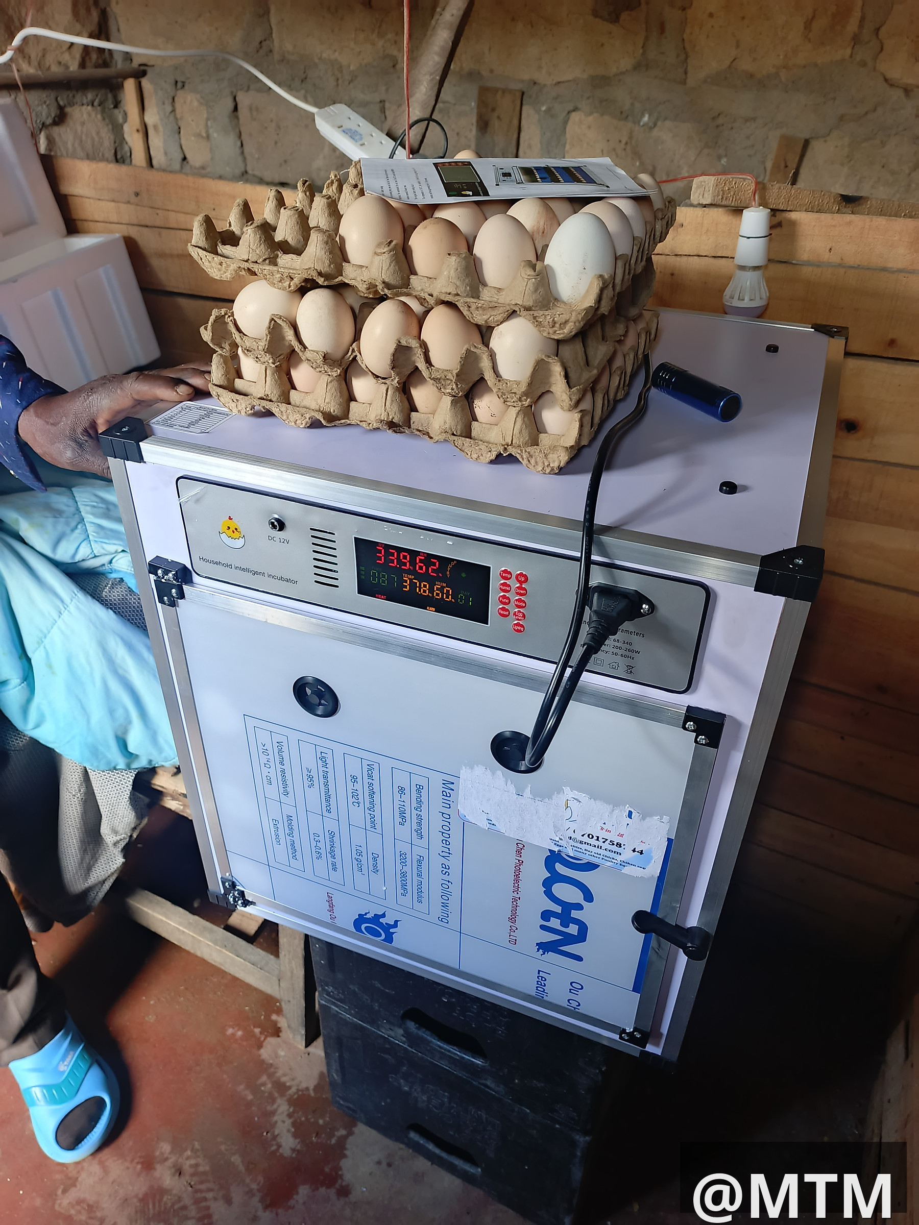Mini incubators ranging from 64 to 204 eggs capacity
