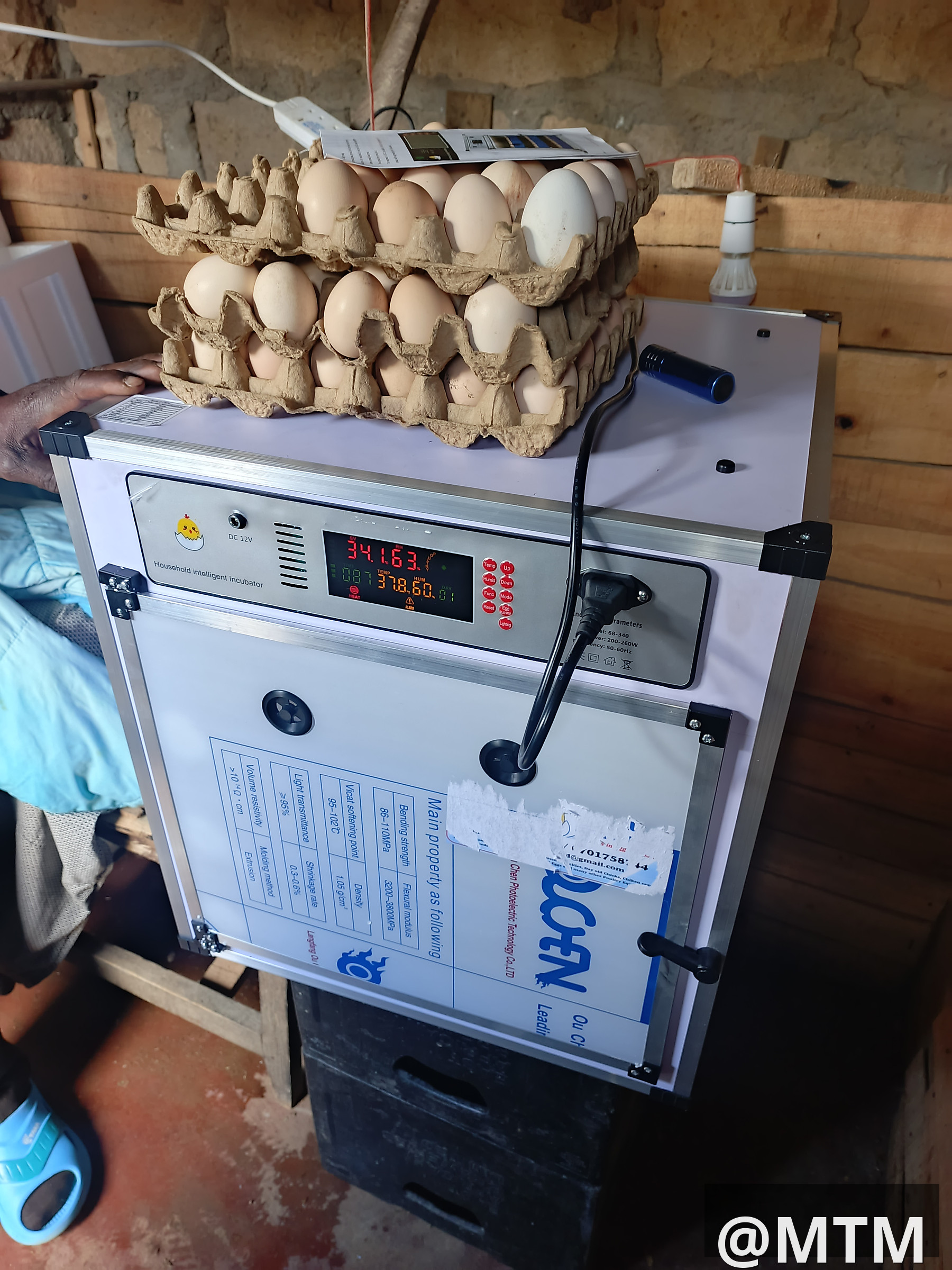 Mini incubators ranging from 64 to 204 eggs capacity