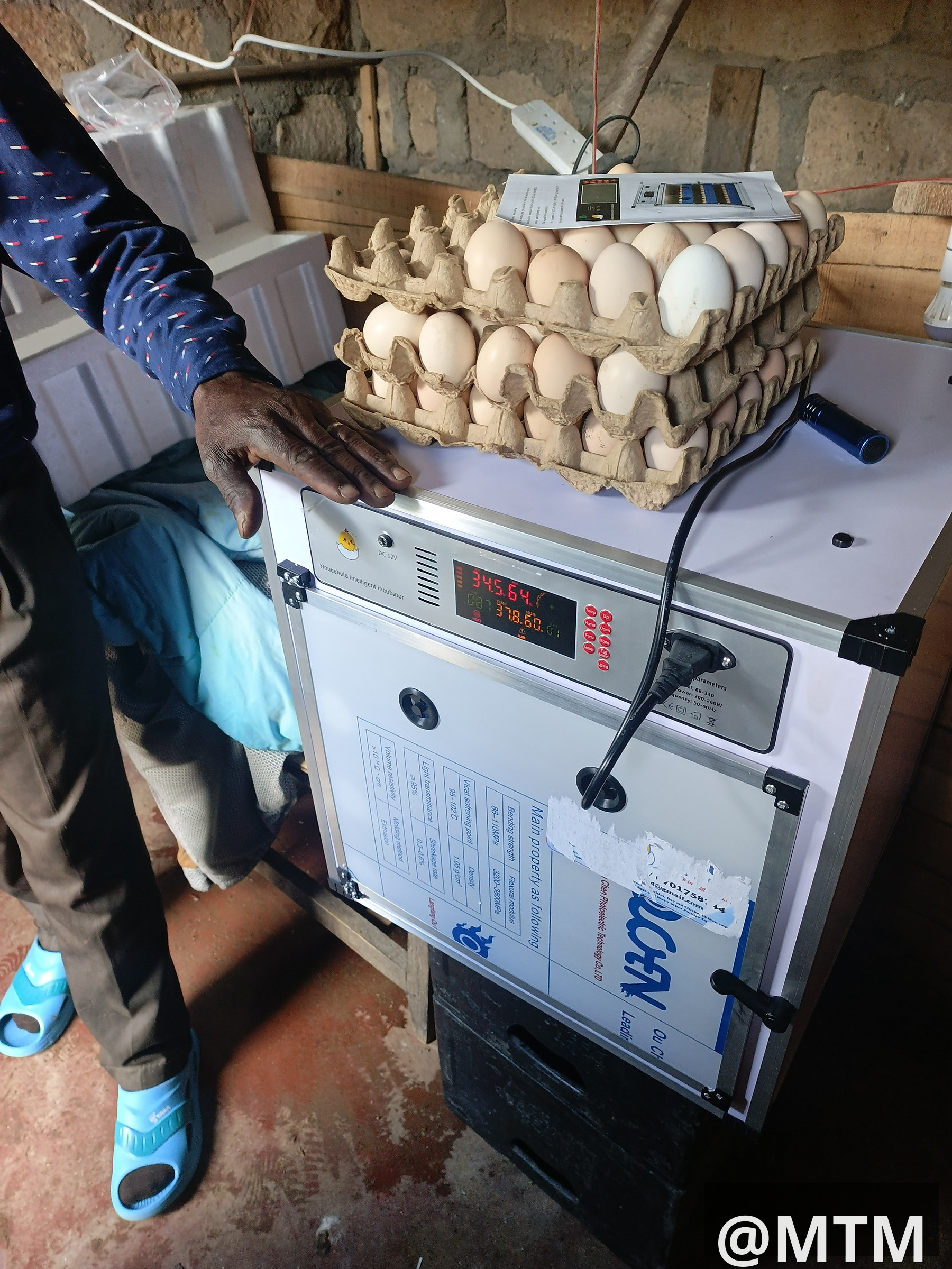 Mini incubators ranging from 64 to 204 eggs capacity