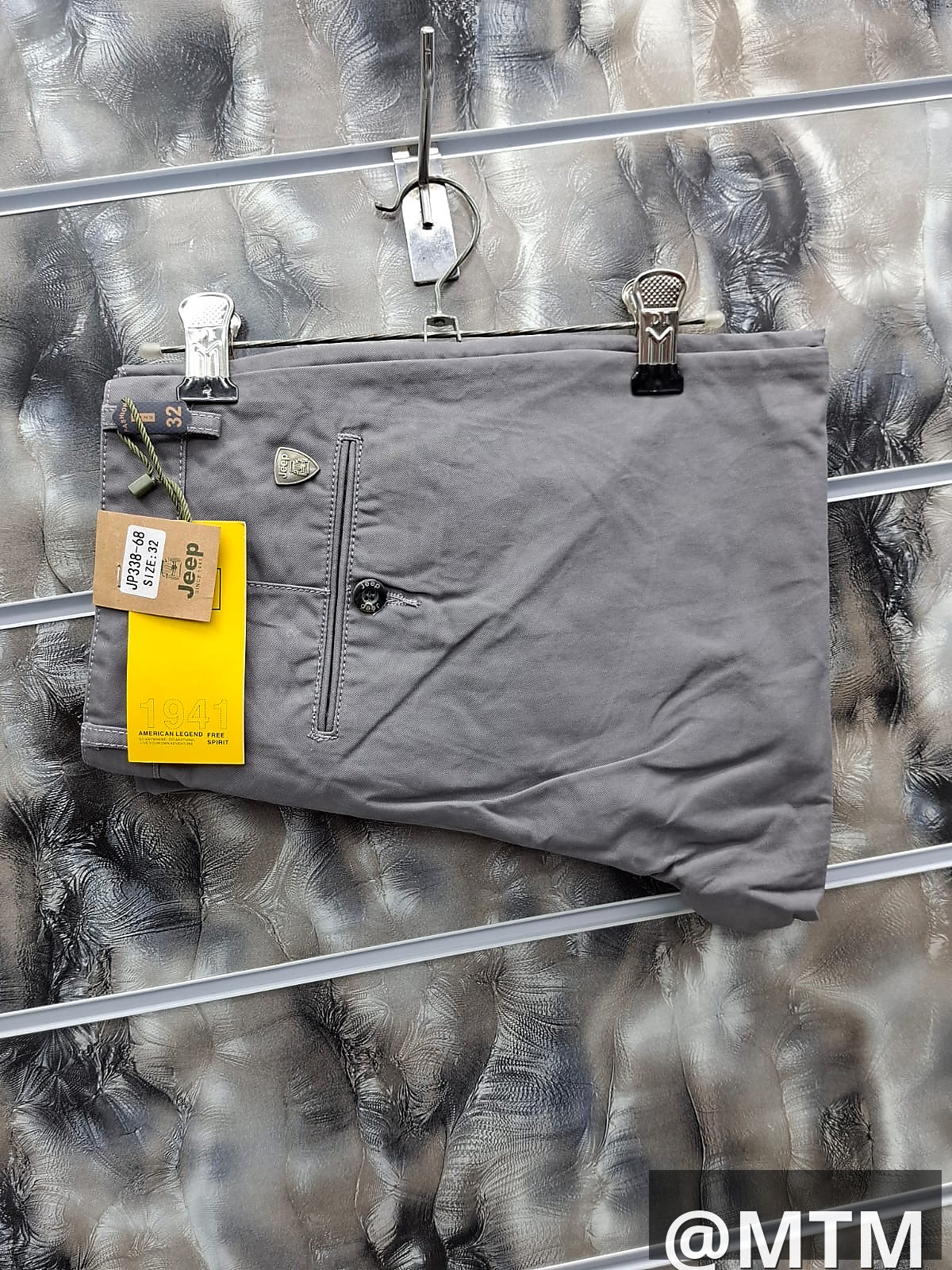 khaki trousers 