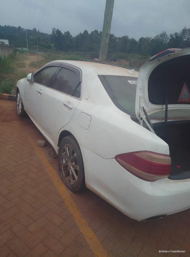 toyota crown perl white