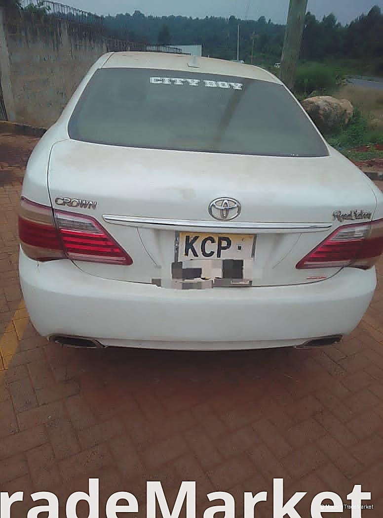 toyota crown perl white