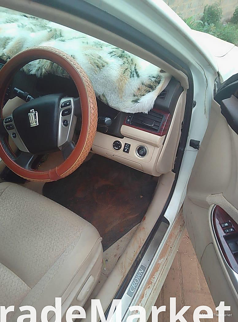 toyota crown perl white
