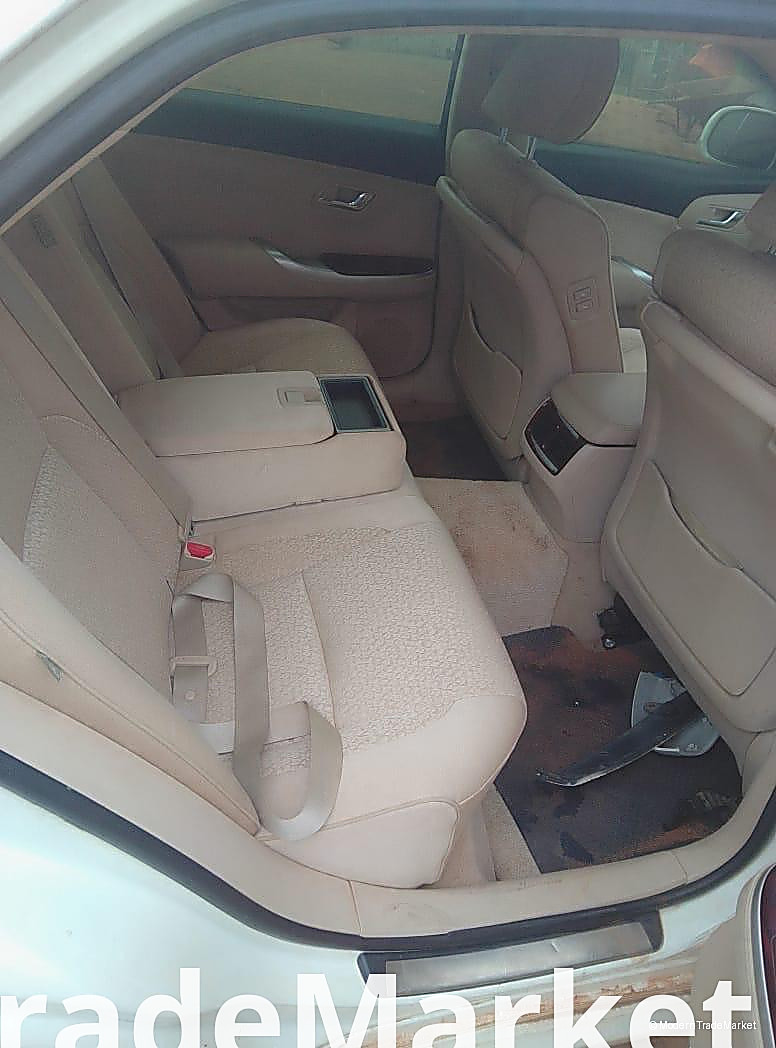 toyota crown perl white