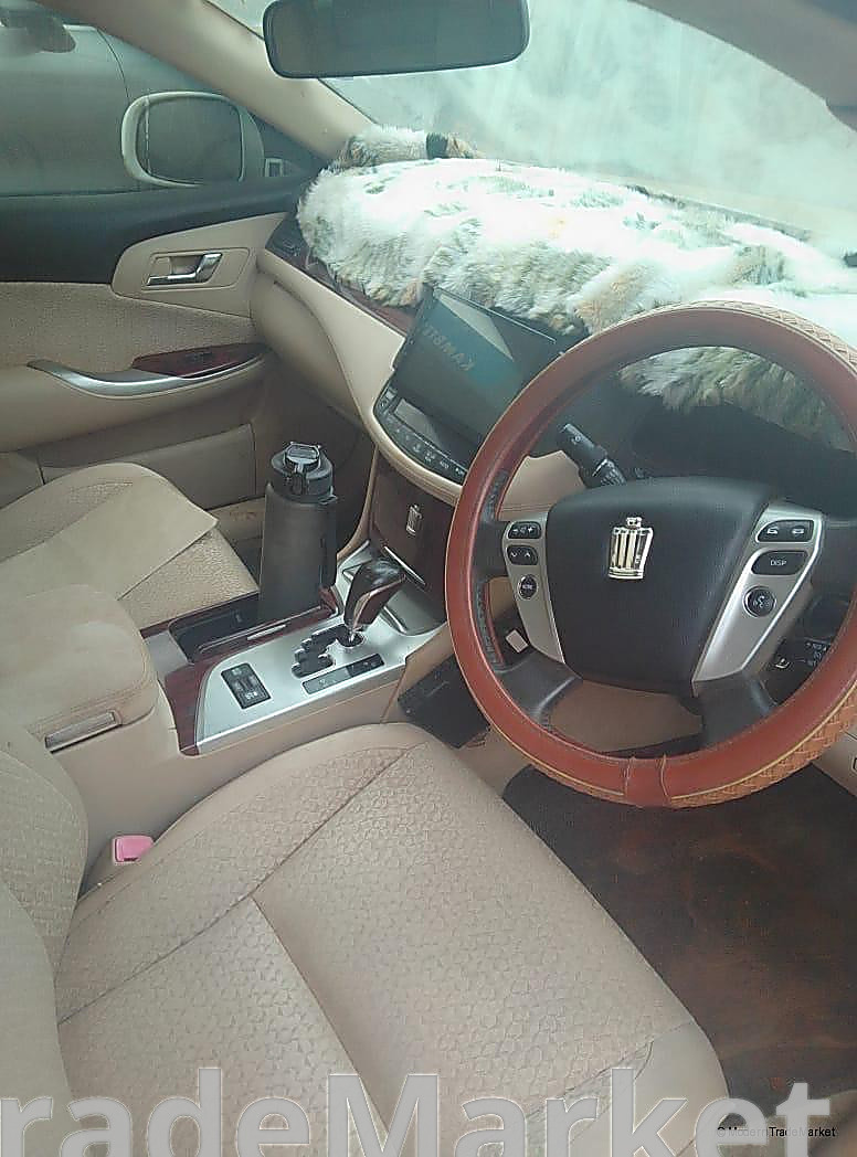 toyota crown perl white