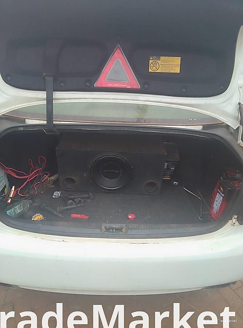 toyota crown perl white