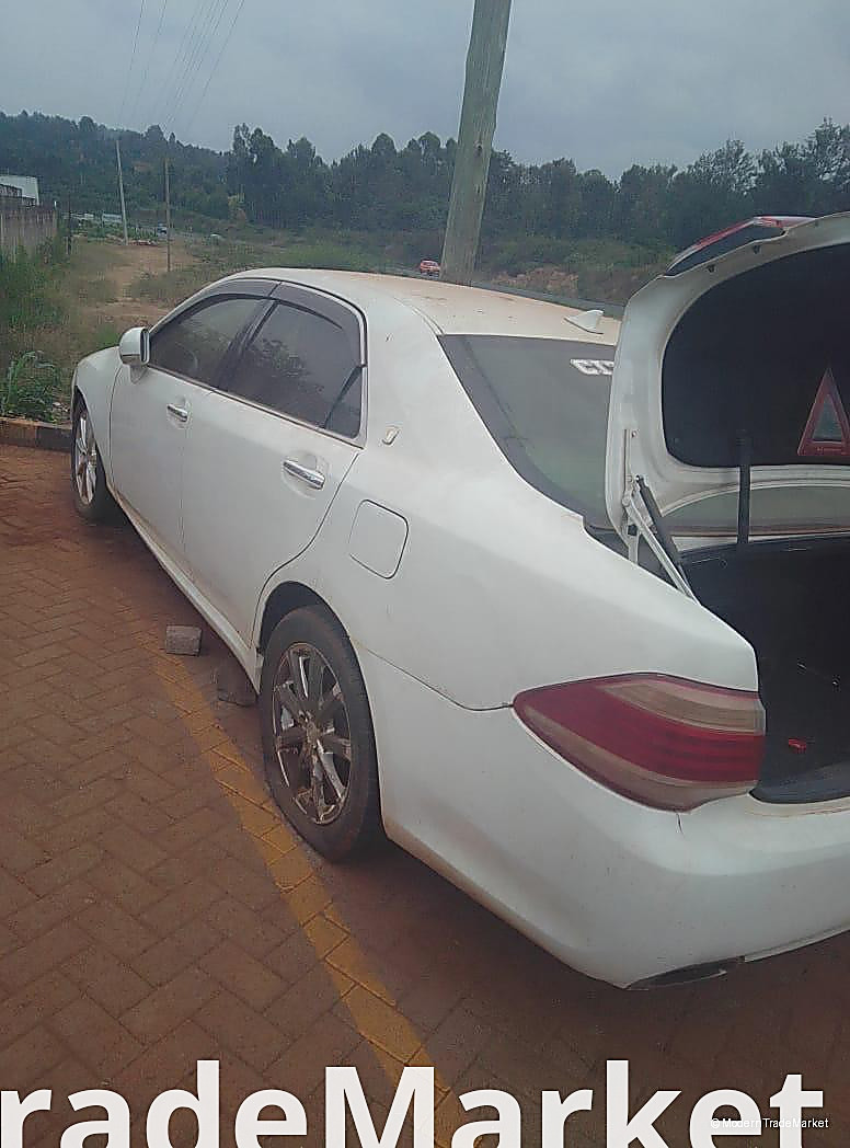 toyota crown perl white