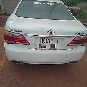 toyota crown perl white