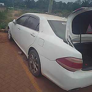 toyota crown perl white