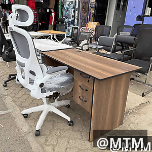 Office desk and chairs 
