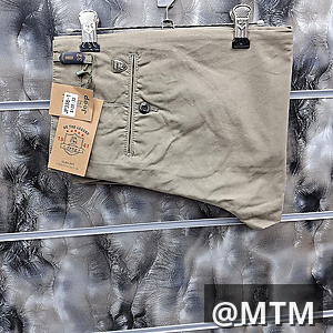 khaki trousers 
